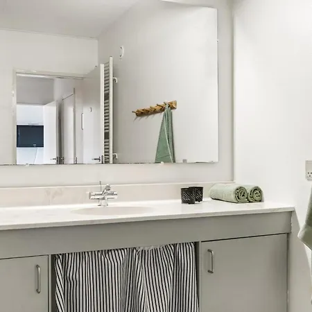 Apartment Bad, Lejl116